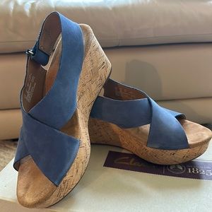 Clarks Caslynn Shae Blue Nubuck Sandals, size 8M